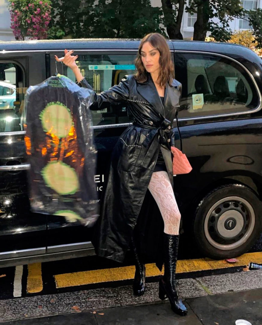 ALEXA CHUNG TIENE LA PRENDA MÁS VERSÁTIL QUE NO PUEDE FALTAR EN TU