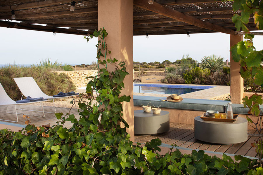 UNA CASA EN FORMENTERA: BUSCANDO EL ORIGEN Y LA ESENCIA ISLEÑA